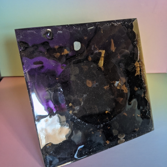 Natural Crystal Stones Resin Pyramid - Picture 10 of 11